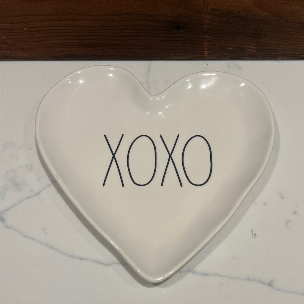 🔥‼️Rae Dunn White Heart Dish with XOXO in Black‼️🔥